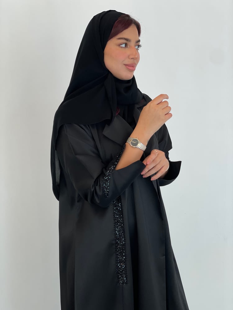 عباية سوداء مطرزة بالشك على الأكمام