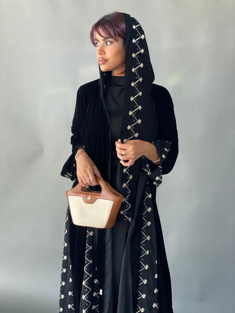 عبايات مطرزة ذهبي - عبايات عزة المتميزة