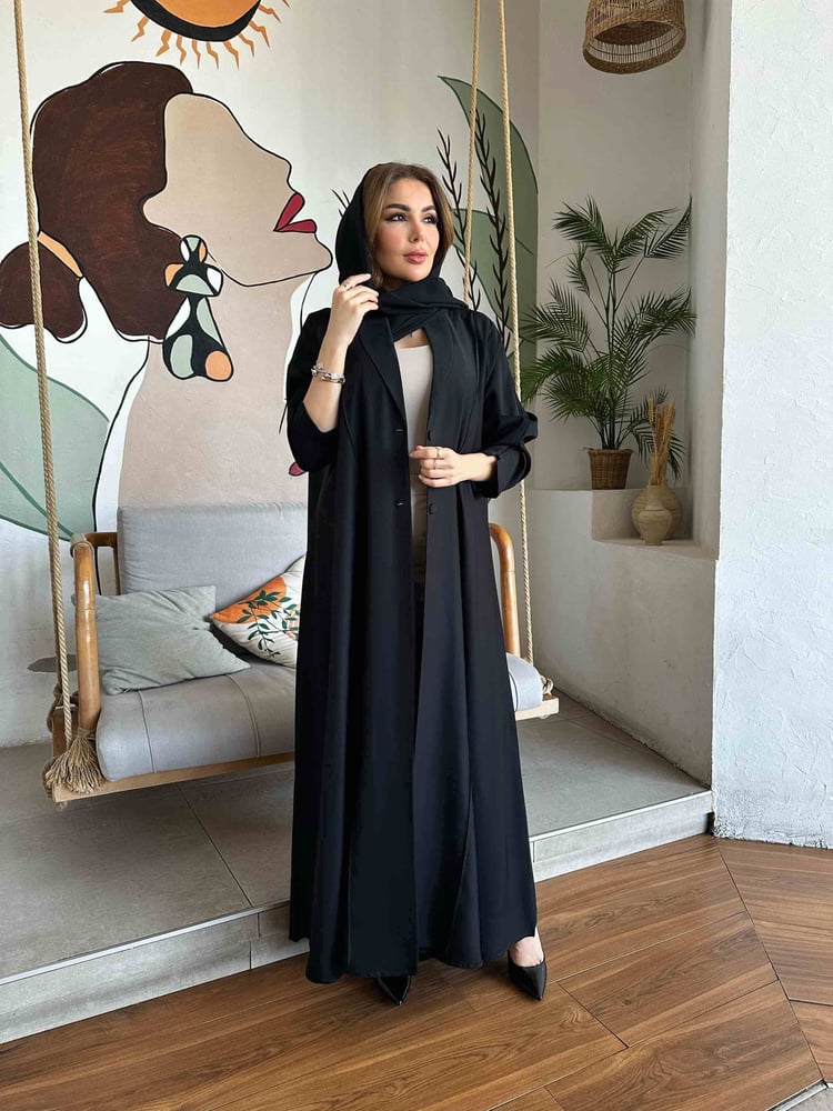 عباية مزنه السوداء مفتوحة بطول كامل مع حجاب أسود