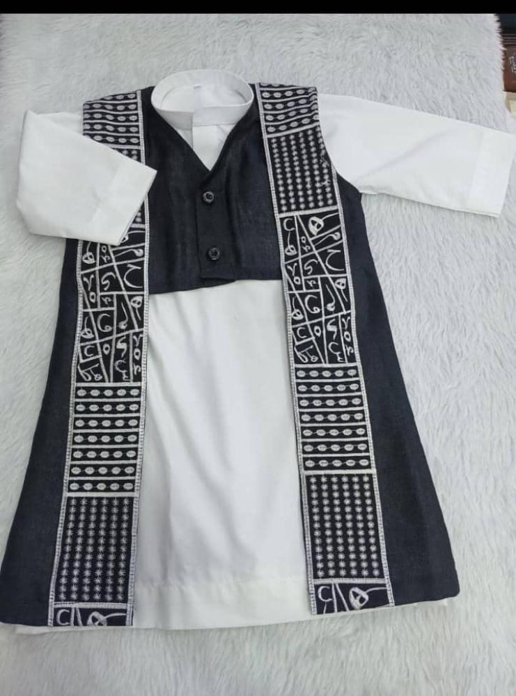طقم ولادي ثوب أبيض مع دقله سديري أسود تراثي