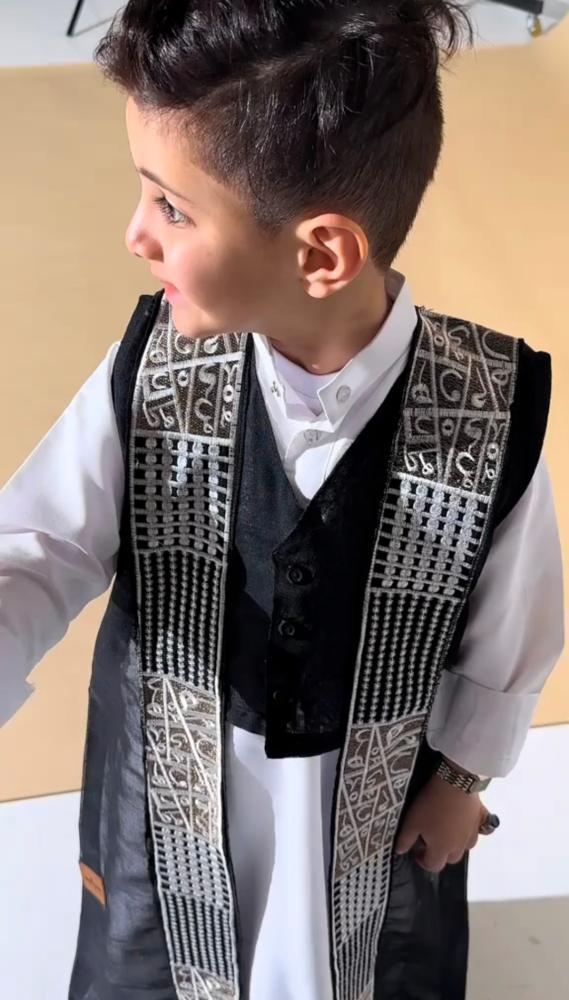 طقم ولادي ثوب أبيض مع دقله سديري أسود تراثي