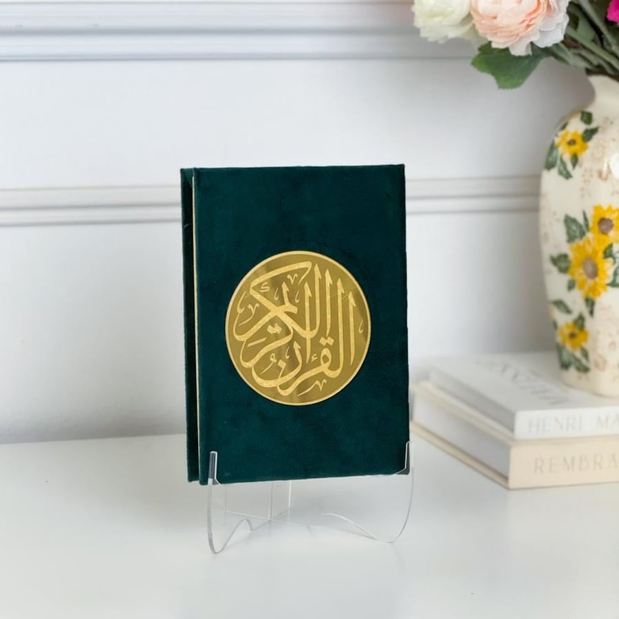 مصحف بتغليف أنيق + محفظة جلد + أستاتد أكريلك