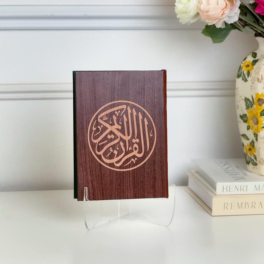 مصحف بتغليف أنيق + محفظة جلد + أستاتد أكريلك
