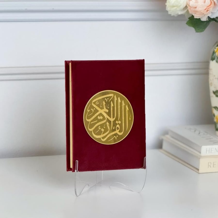مصحف بتغليف أنيق + محفظة جلد + أستاتد أكريلك