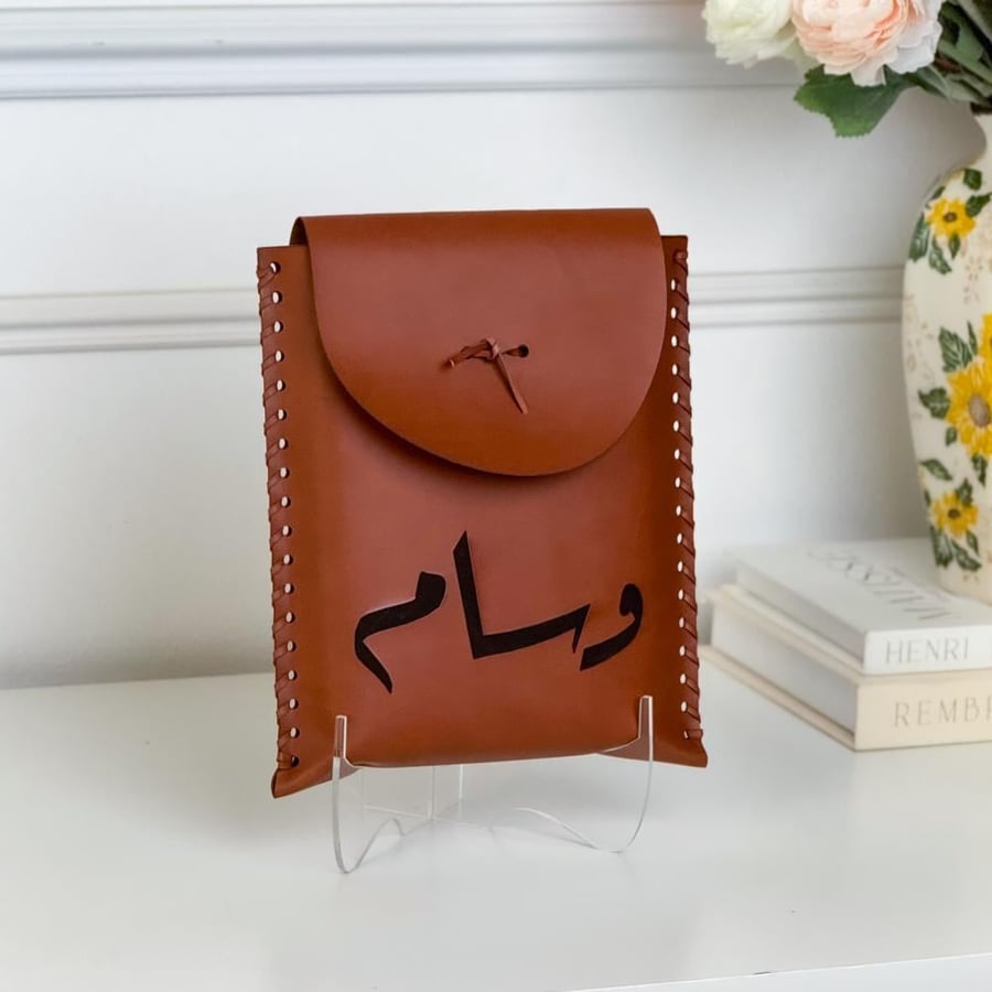 مصحف بتغليف أنيق + محفظة جلد + أستاتد أكريلك