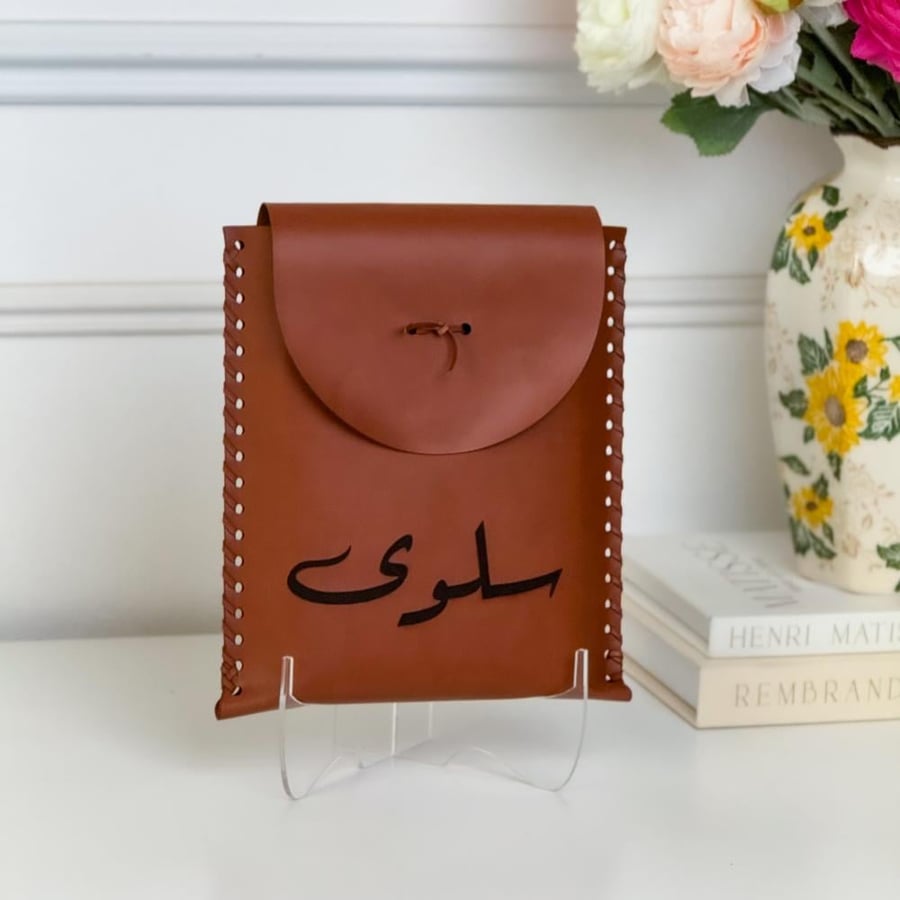 مصحف بتغليف أنيق + محفظة جلد + أستاتد أكريلك