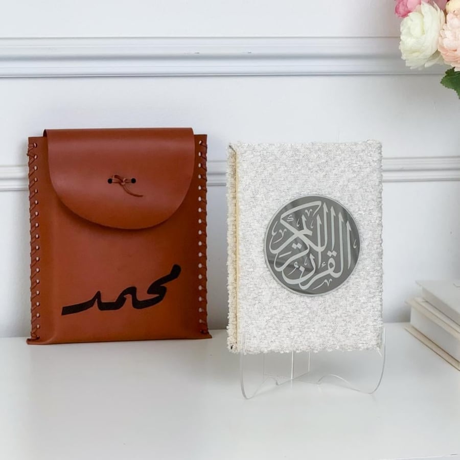 مصحف بتغليف أنيق + محفظة جلد + أستاتد أكريلك