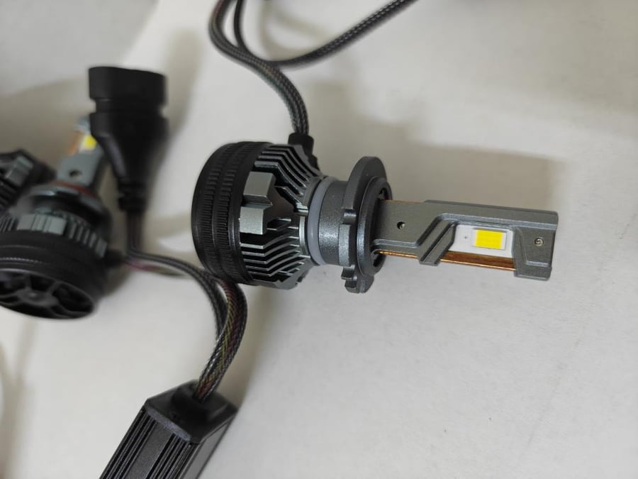 لمبات LED بجودة عالية متوفر لون 6000k و 4300k بقوة 170w