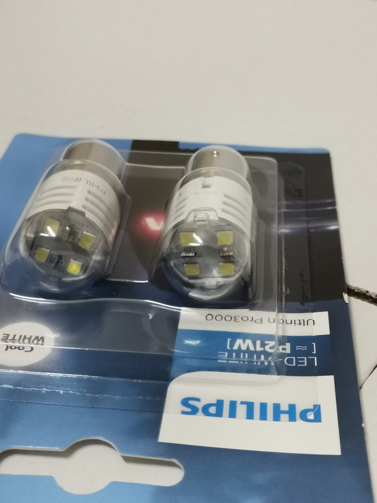 أنوار LED philips بمقاسات مختلفه للفرامل والريوس وغيرها.