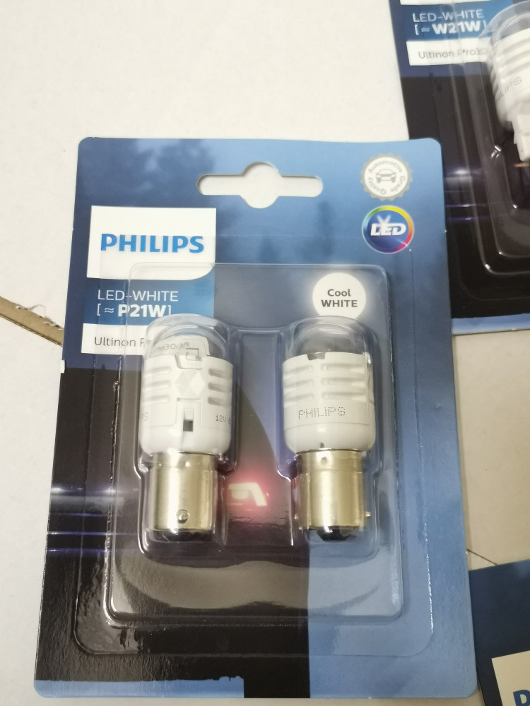 أنوار LED philips بمقاسات مختلفه للفرامل والريوس وغيرها.