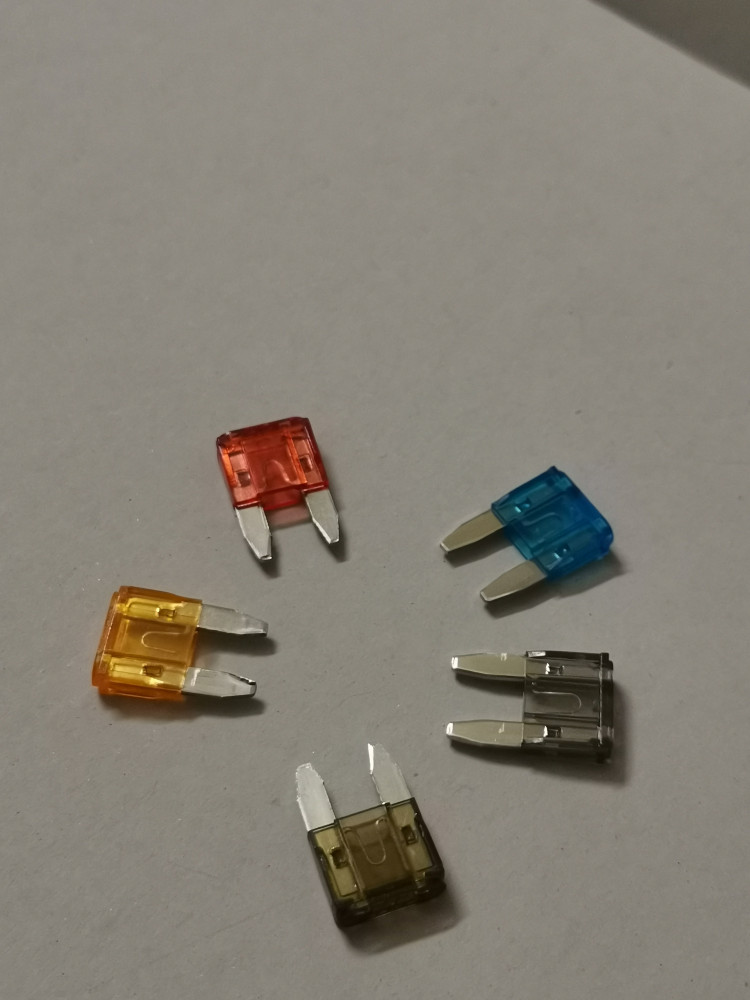 فيوز حجم ميني (fuse Mini) متوفر بعدة مقاسات