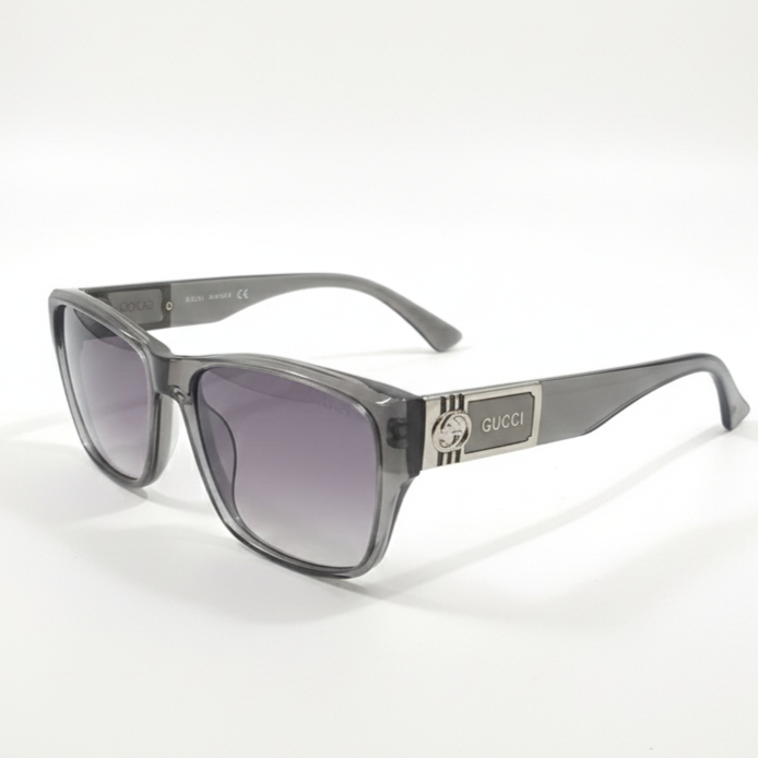نظارة نسائية بإطار شفّاف عصري تعكس أسلوبك الجريء