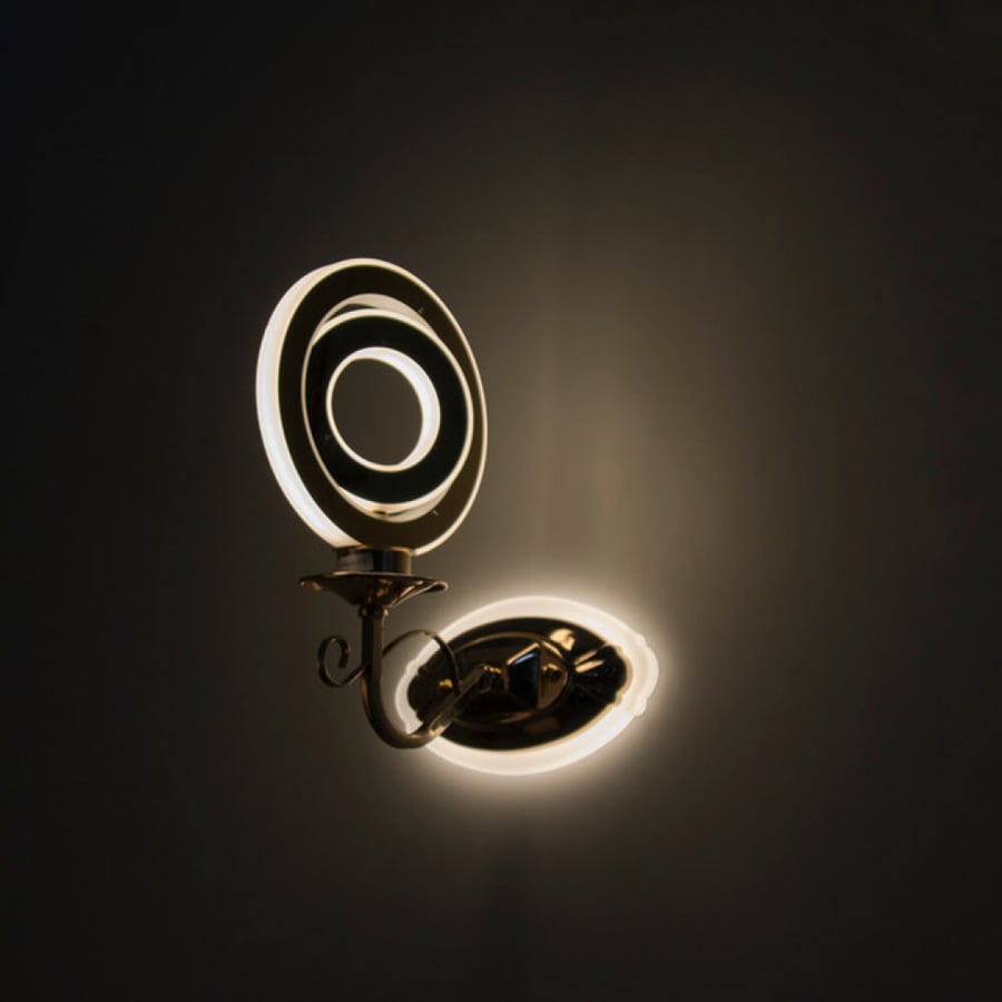 A single circular apple with a luminous base