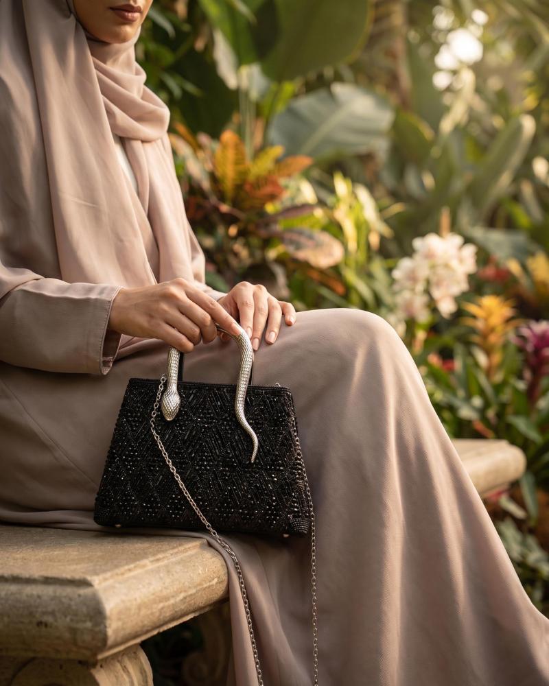 شنطة سهرة نسائية سوداء بمقبض معدني بتصميم ثعبان