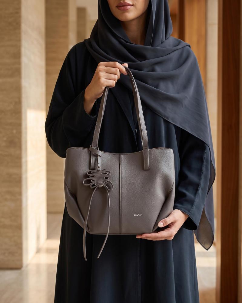 شنطة كتف نسائية رمادية جلد بتصميم عملي