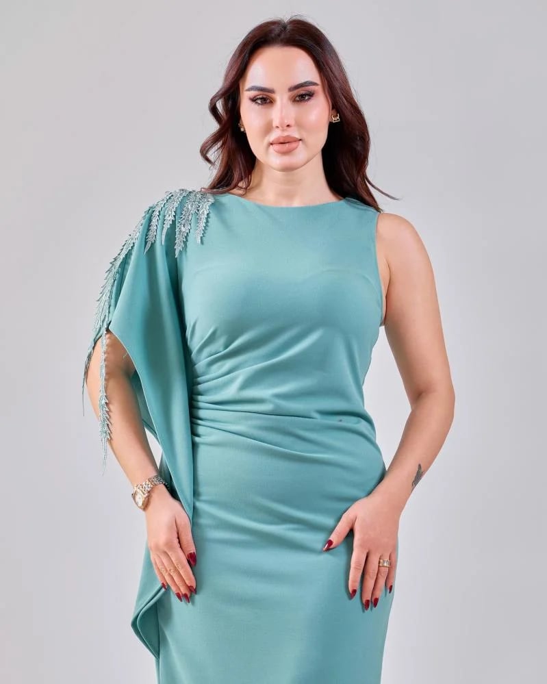 فستان ناعم كريب تيفاني بأكسسوار كتف فخم