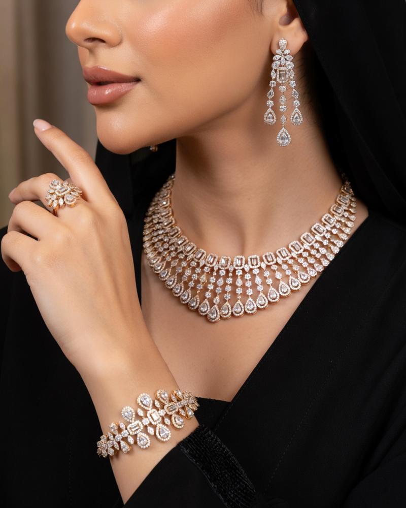 طقم إكسسوارات فاخر بتصميم كريستالي ذهبي
