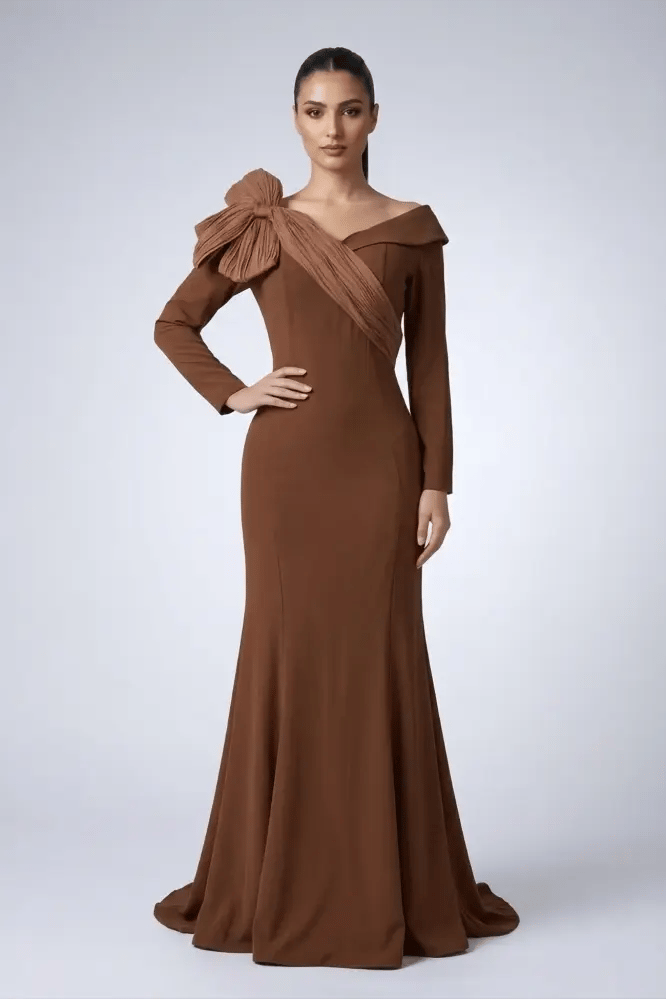 فستان سهرة بني بتصميم أنيق ولمسة فاخرة