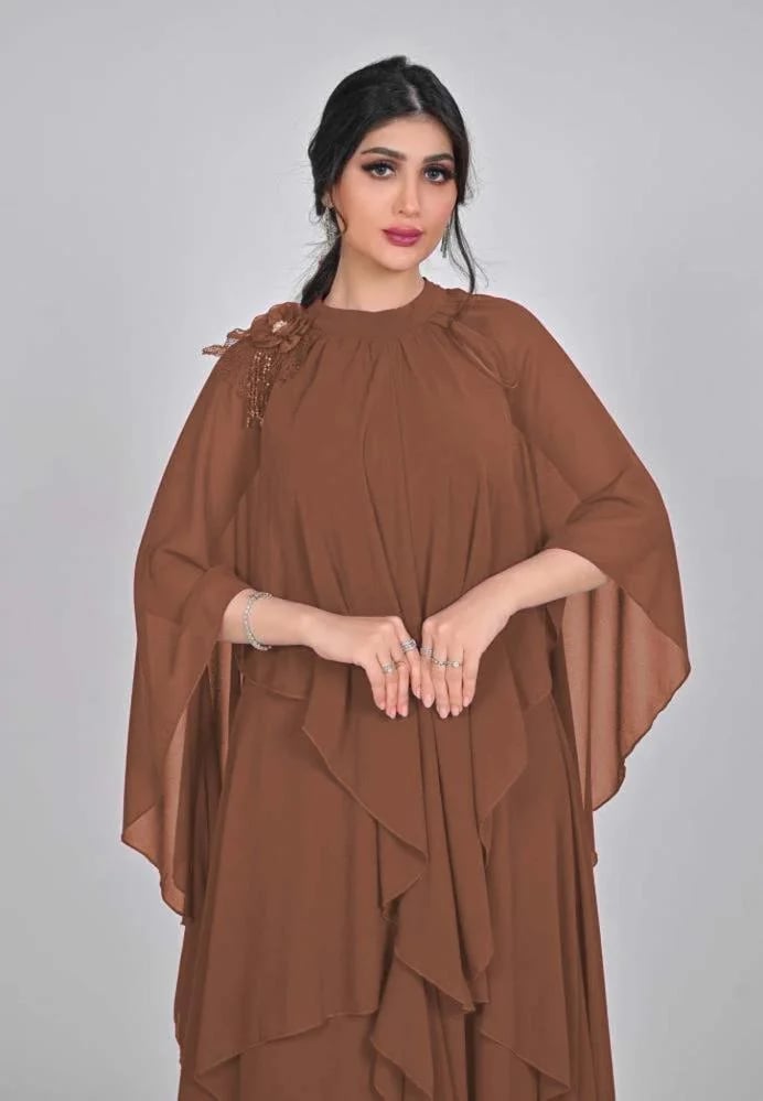 فستان ناعم شيفون لون بني مزين بوردة بالكتف