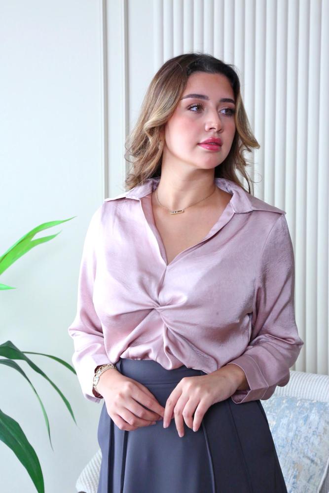 بلوزة زهري قماش ناعم بأكمام طويلة وتصميم مميز من الأمام