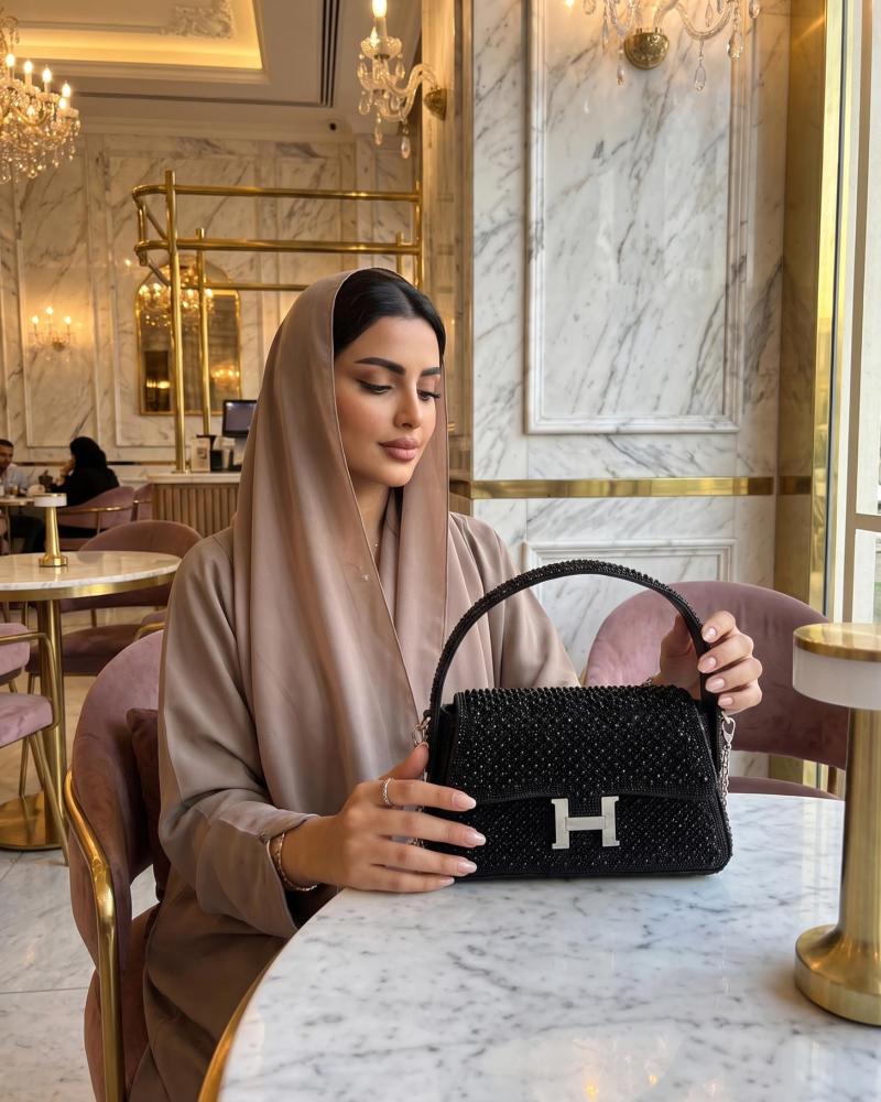 شنطة سهرة نسائية سوداء مزينة باللؤلؤ والفصوص