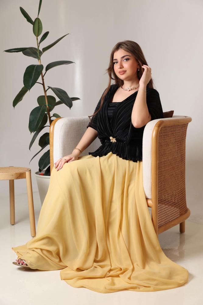 فستان سهرة مع كاب أسود بكسرات فاخرة