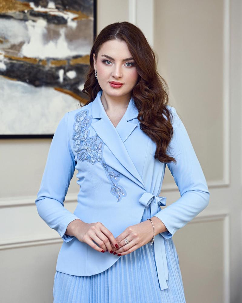 فستان ناعم كريب بتصميم لف وتطريز يدوي مع تنورة شيفون بكسرات
