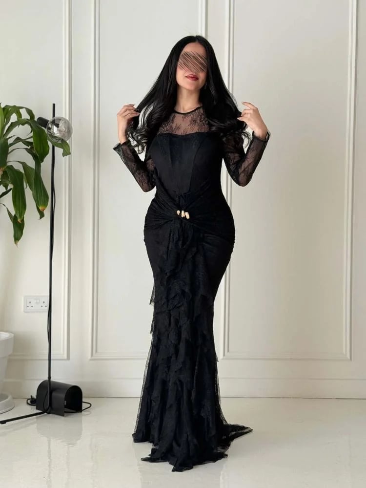 فستان سهرة دانتيل أسود طويل بأكمام شفافة وتفاصيل كسرات