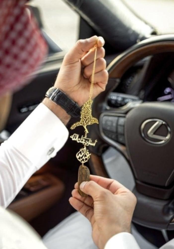 تعليقة سيارة عود مع رسمة الصقر بالاسم هداياكم