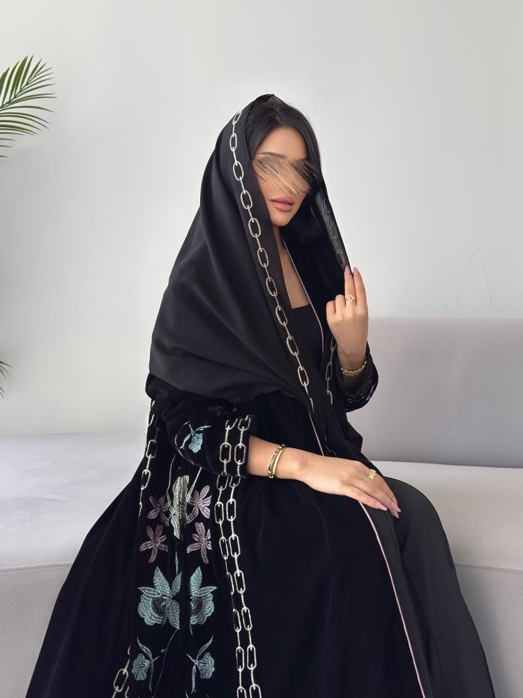 عبايه رقم 879 / القماش مخمل شتوي / القصه نص كلوش /متوفره ب تطريز اسود / التطريز كمبيوتر