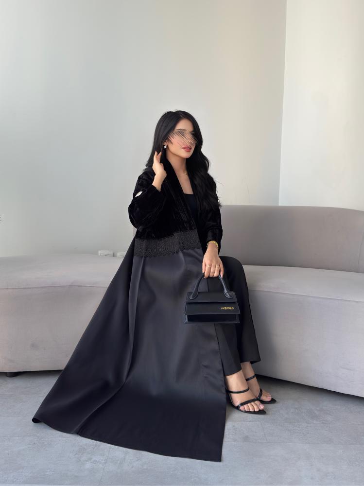 عبايه رقم 896 / القماش مخمل مكسر كع تفته استرتش روسي / القصه نص كلوش / اضافه كلفه جبير وسط العبايه