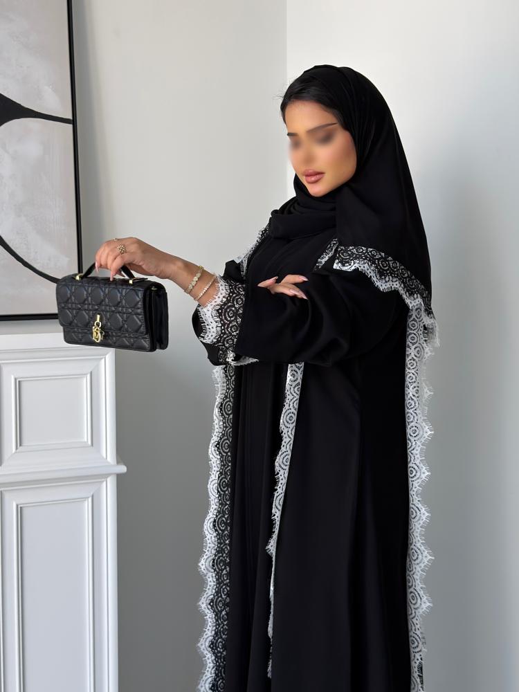 رقم العبايه 1033 القماش كريب ناعم القصه نص كلوش دانتيل ابيضّ وأسود متوفره ب دانتيل اسود كامل او ابيضّ كامل