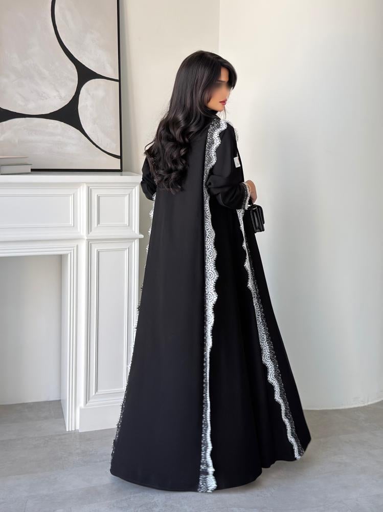 رقم العبايه 1033 القماش كريب ناعم القصه نص كلوش دانتيل ابيضّ وأسود متوفره ب دانتيل اسود كامل او ابيضّ كامل