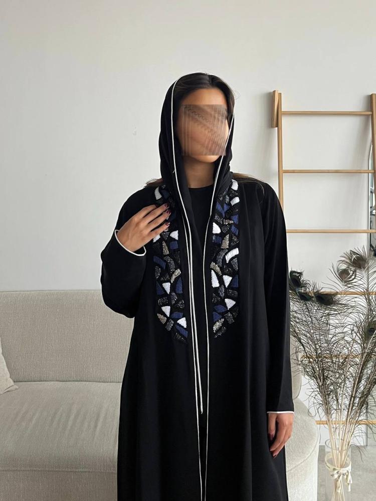 رقم العبايه 553 / القماش كريب  / القصه ستريت عادي / مع شك وخرز