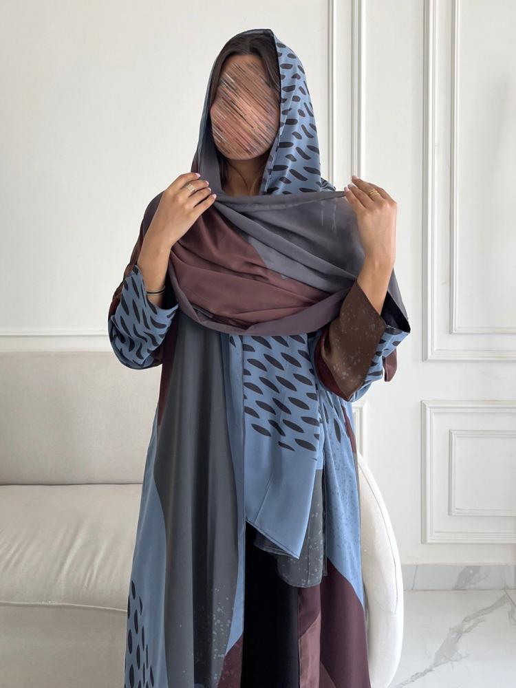 رقم العبايه 796 / القماش شيفون طباعه مبطن / القصه نص كلوش / مقاسات 58 و60 تصير بالعبايه توصيله من نفس القماش
