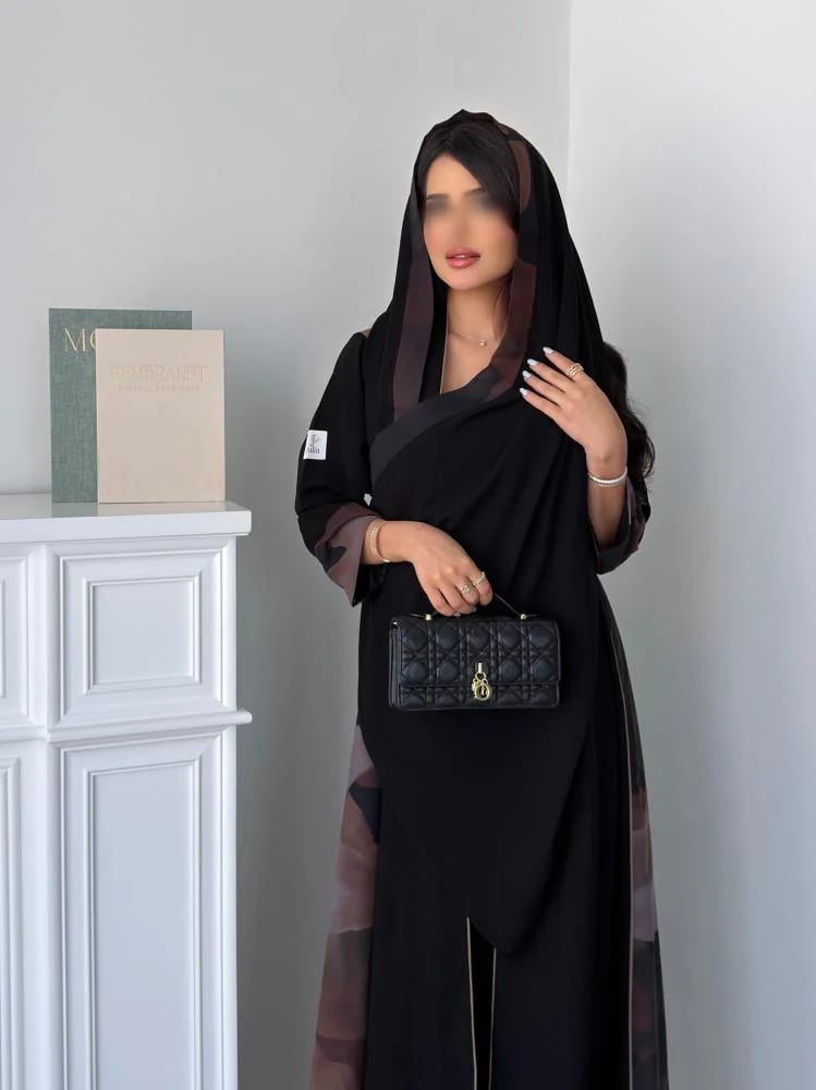 رقم العبايه 1052 / القماش كريب ناعم صيفي مع تدخيلات شيفون طباعه / القصه نص كلوش