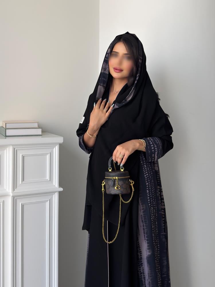 رقم العبايه 1020 / القماش كريب ناعم مع شيفون طباعه علا الجوانب وطرف الكم وطرف الطرحه / القصه نص كلوش
