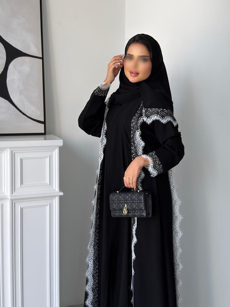 رقم العبايه 1033 القماش كريب ناعم القصه نص كلوش دانتيل ابيضّ وأسود متوفره ب دانتيل اسود كامل او ابيضّ كامل