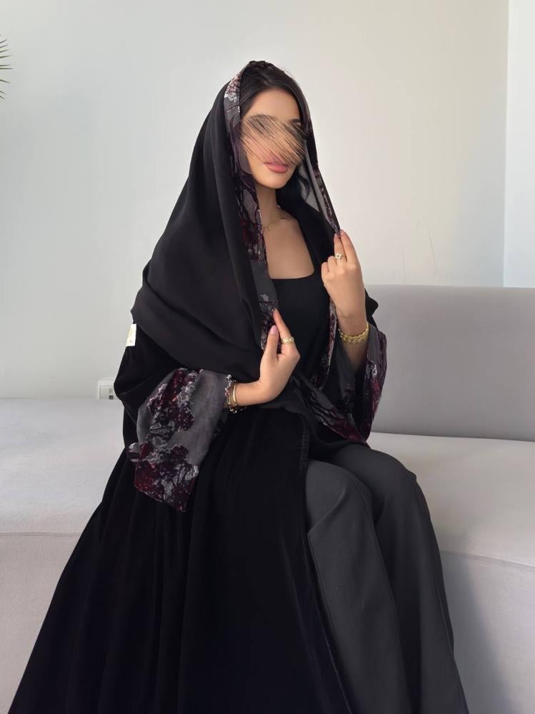 عبايه رقم 882  / القماش مخمل شتوي / القصه نص كلوش / الاكمام وطرف الطرحه مخمل شيفون