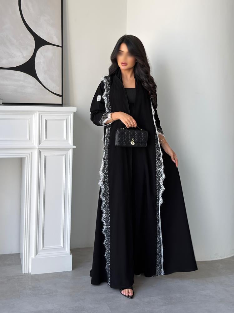 رقم العبايه 1033 القماش كريب ناعم القصه نص كلوش دانتيل ابيضّ وأسود متوفره ب دانتيل اسود كامل او ابيضّ كامل