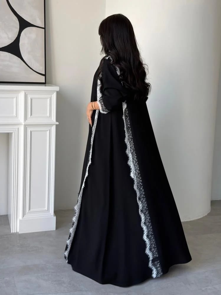 رقم العبايه 1033 القماش كريب ناعم القصه نص كلوش دانتيل ابيضّ وأسود متوفره ب دانتيل اسود كامل او ابيضّ كامل
