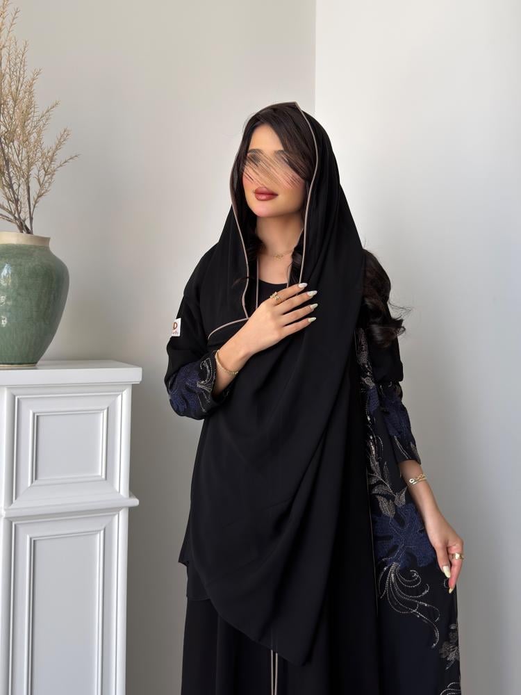 رقم العبايه 1000/ القماش كريب  / القصه نص كلوش / جوانب العبايه شيفون مبطن تطريز كمبيوتر مع ترتر