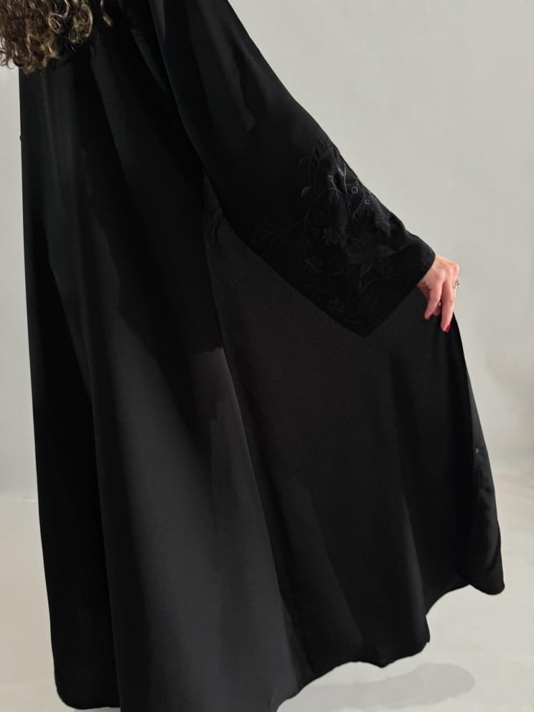 عباية ورد اسود