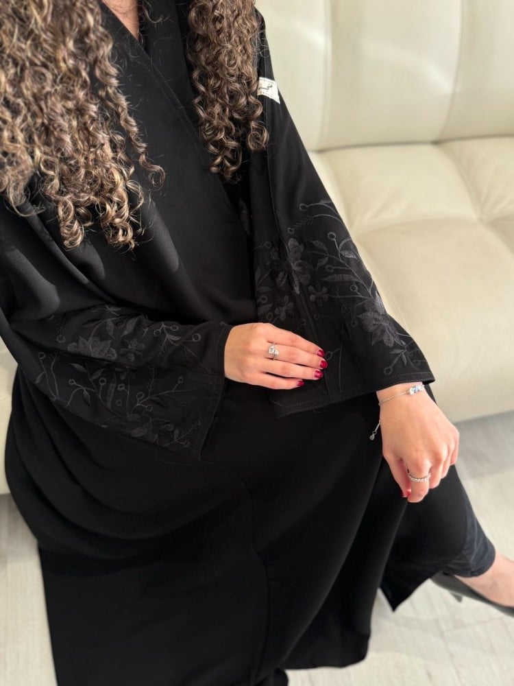 عباية ورد اسود