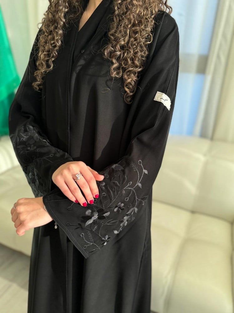 عباية ورد اسود