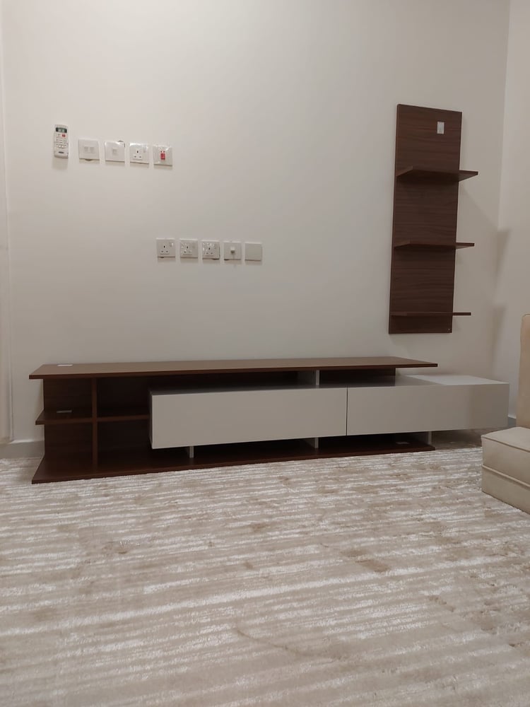 طاولة تلفاز ابيض مع بني -موديل Venussa