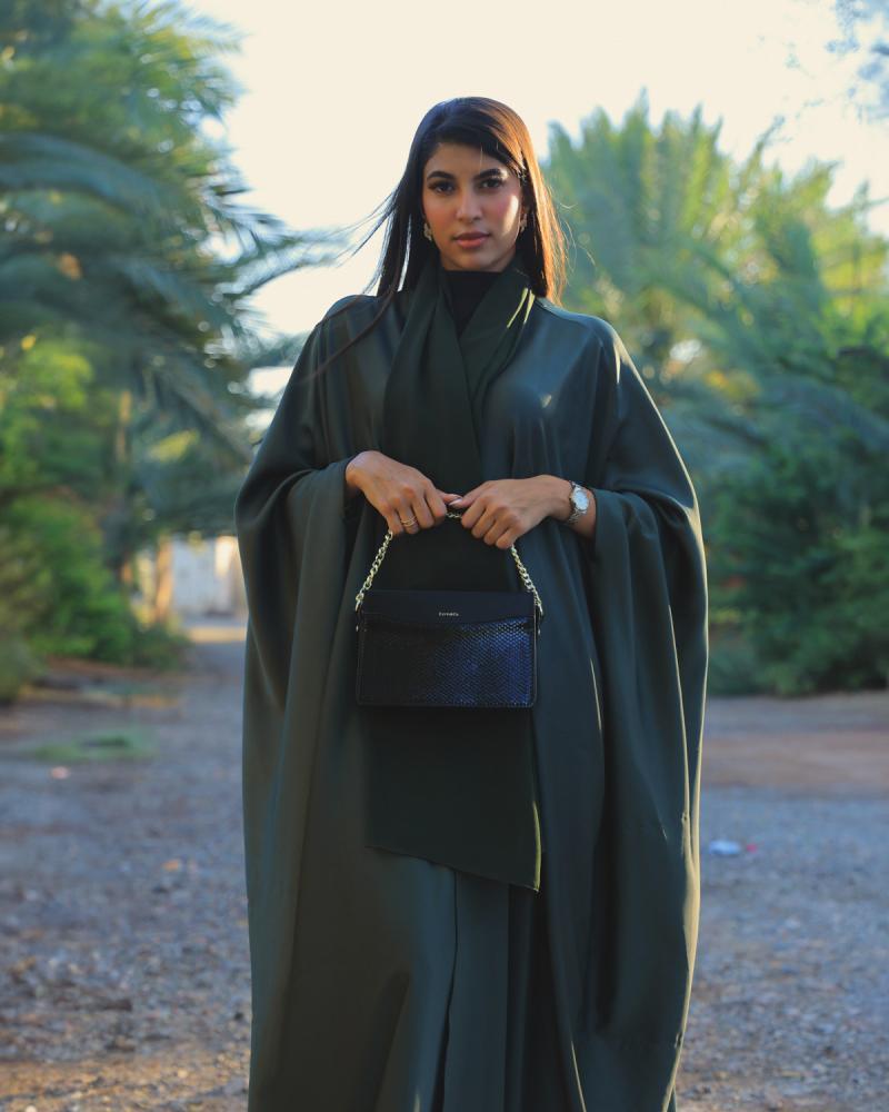 ‎  شنطة نسائية من الجلد باللون الأسود