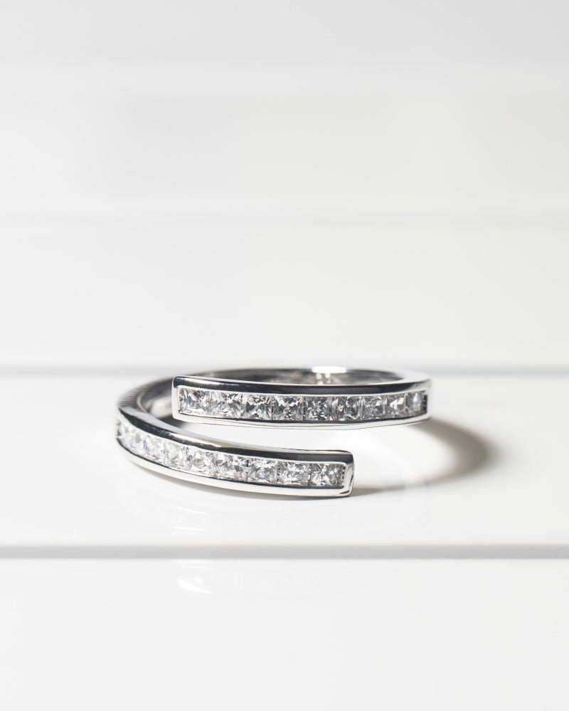 Women's ring with a classic design in silver color
