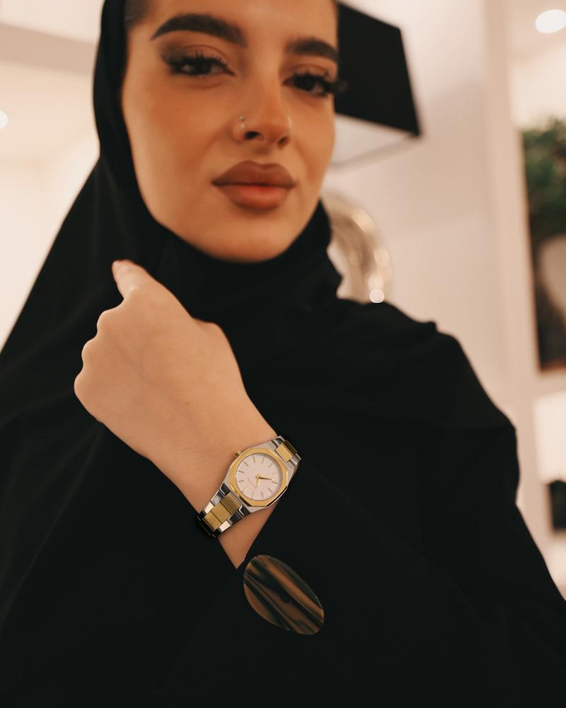 ساعة نسائية الفي اند كو ستيل باللون الذهبي والفضي