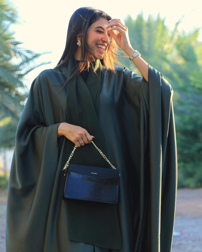 ‎  شنطة نسائية من الجلد باللون الأسود